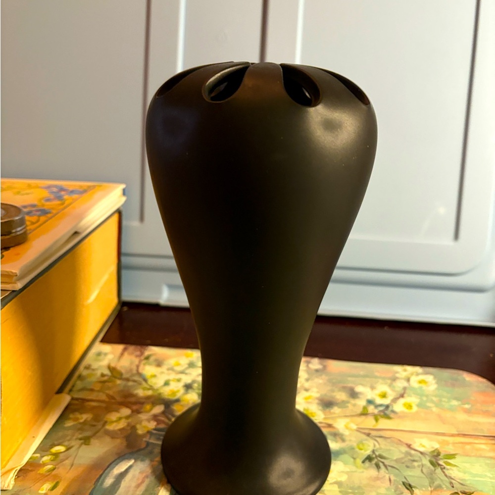 Gorgeous Black Satin Finished Vase